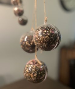 Kerstthee Cadeau: Tros van 3 Kerstballen met Drie Warme Theeën (3x 75gr.)