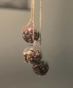 Kerstthee Cadeau: Tros van 3 Kerstballen met Drie Warme Theeën (3x 20gr.)