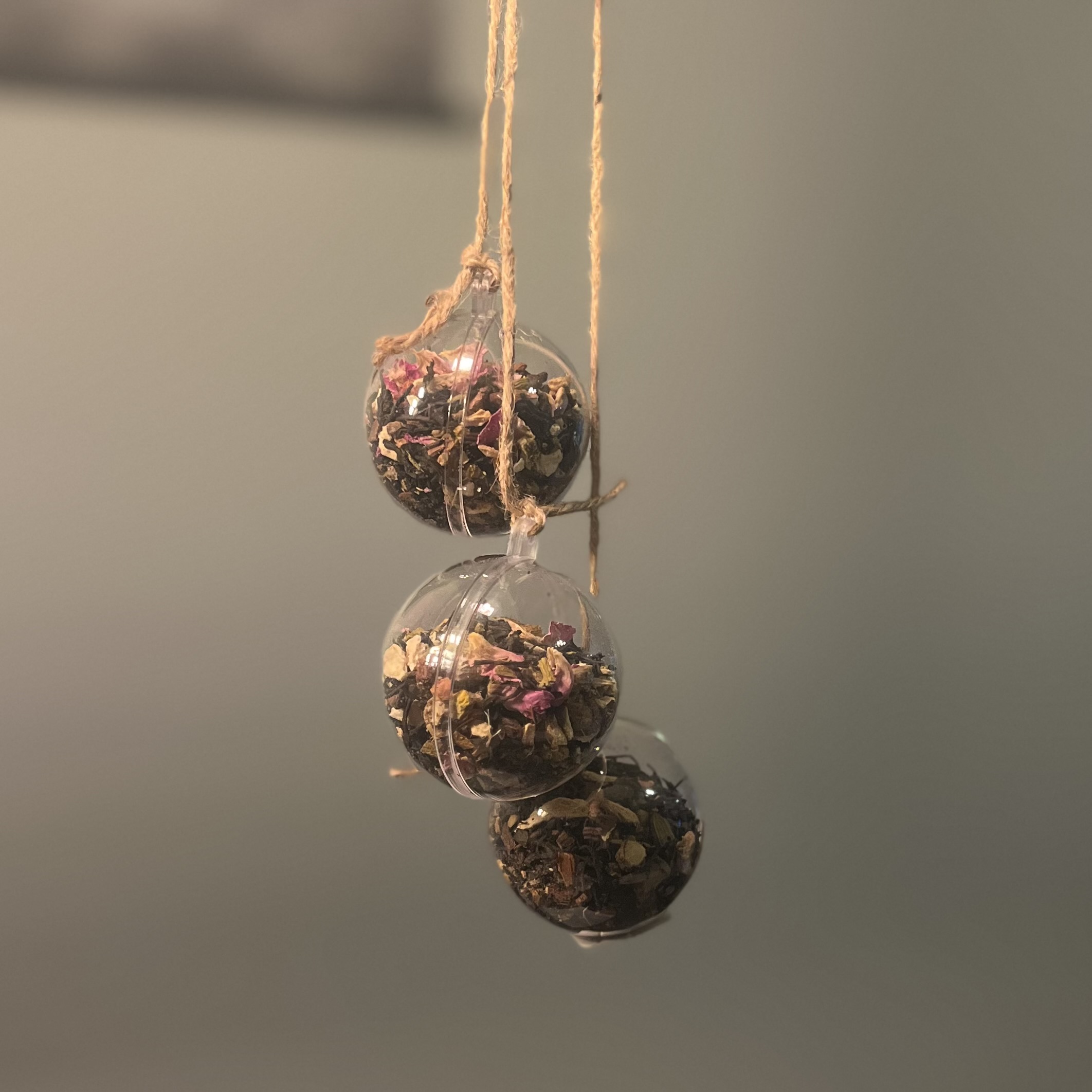 Kerstthee Cadeau: Tros van 3 Kerstballen met Drie Warme Theeën (3x 20gr.)